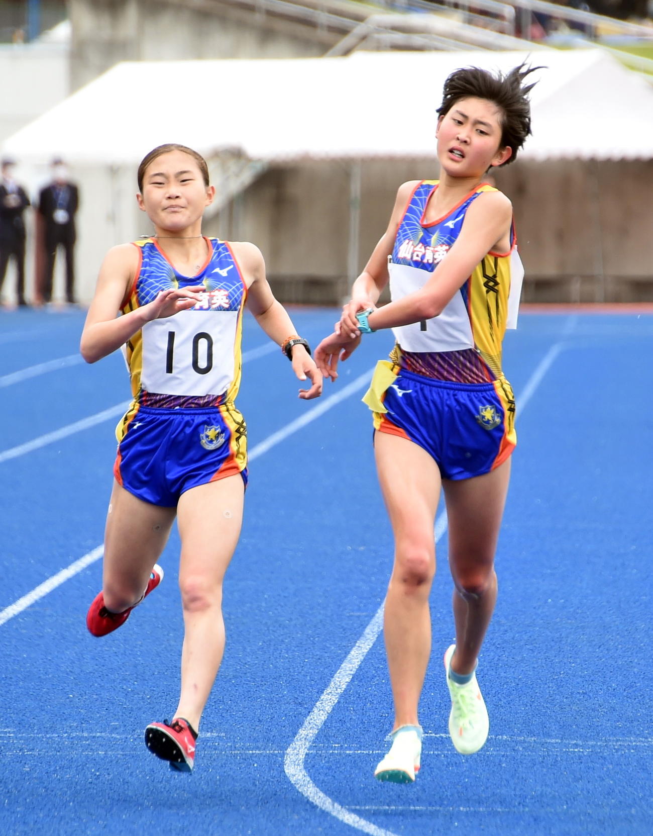 女子3000メートルで優勝した仙台育英・磯（右）と2位の細川（撮影・山田愛斗）