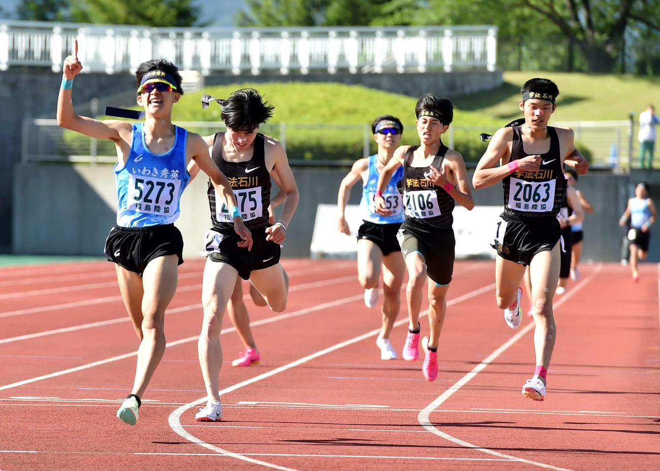 男子1500メートル優勝のいわき秀英・植村（左）は指を突き上げて喜ぶ