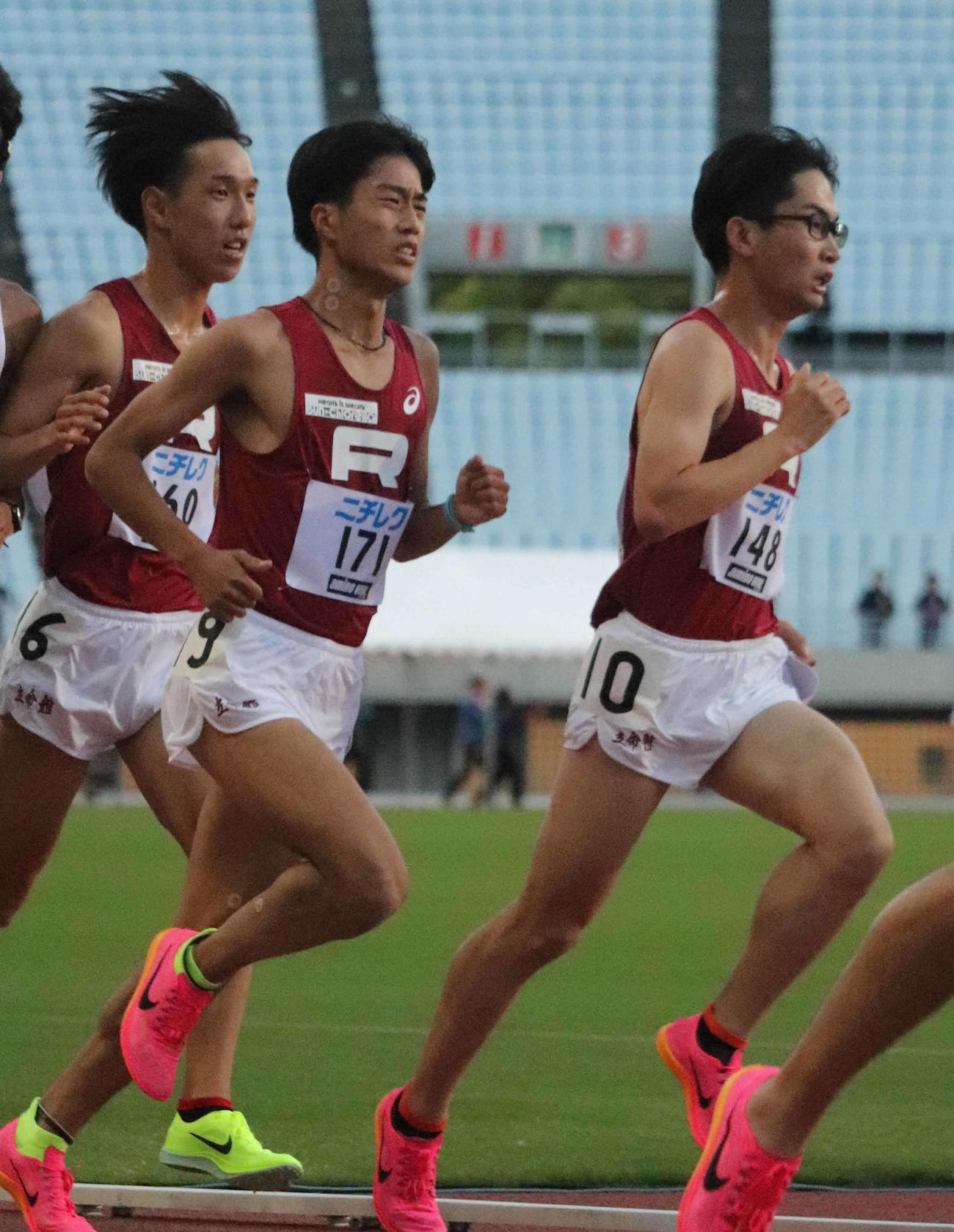 ラスト1周でギアを上げる立命館大の選手。左から茶木凉介、尾上陽人、中田千太郎（撮影・竹本穂乃加）