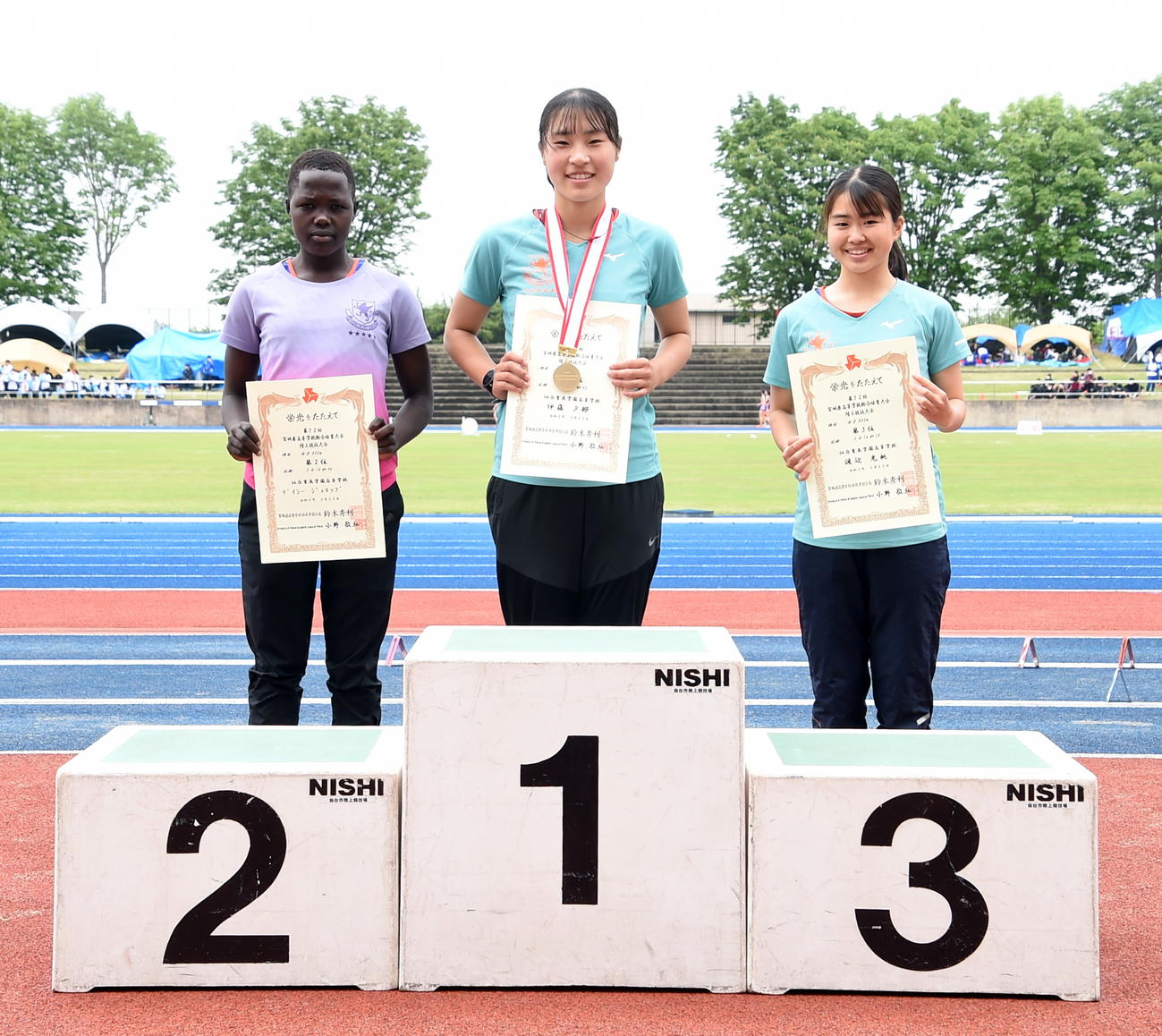 女子800メートルで表彰台を独占した仙台育英の左から2位ジェロップ、1位伊藤、3位渡辺光（撮影・山田愛斗）