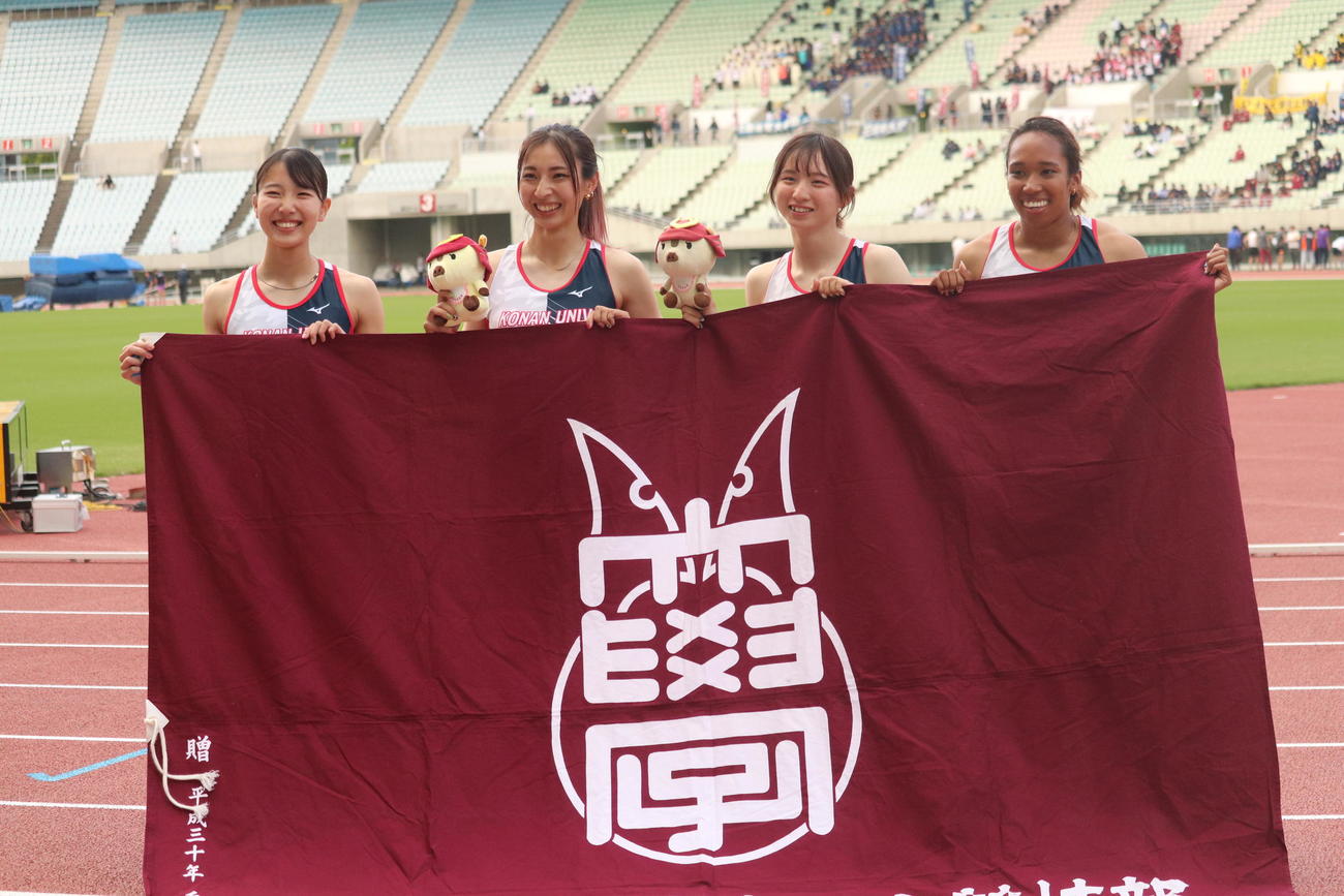女子400メートルリレーで優勝した甲南大の選手。左から蔵重みう、岡根和奏、奥野由萌、井戸アビゲイル風果（撮影・竹本穂乃加）＝2023年5月25日、大阪・ヤンマースタジアム長居