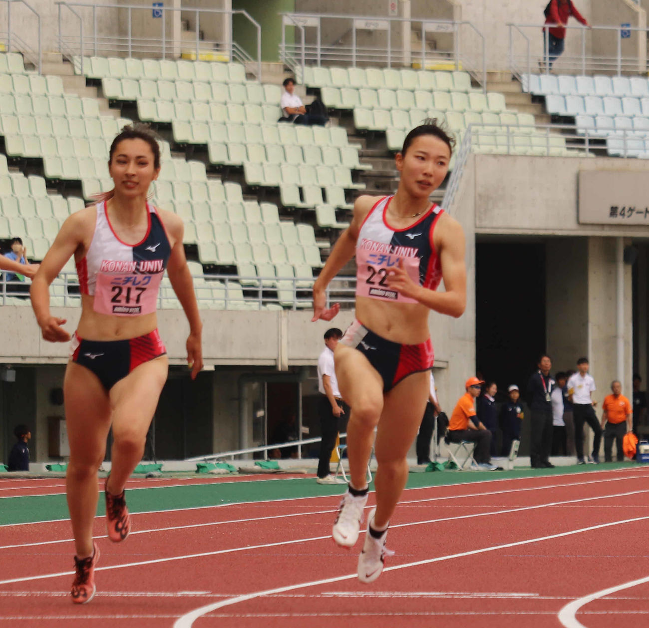 女子100メートルで優勝した甲南大の蔵重みう（左から2人目）（撮影・竹本穂乃加）