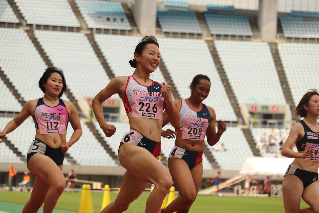 女子100メートルで優勝した甲南大の蔵重みう（左から2人目）（撮影・竹本穂乃加）