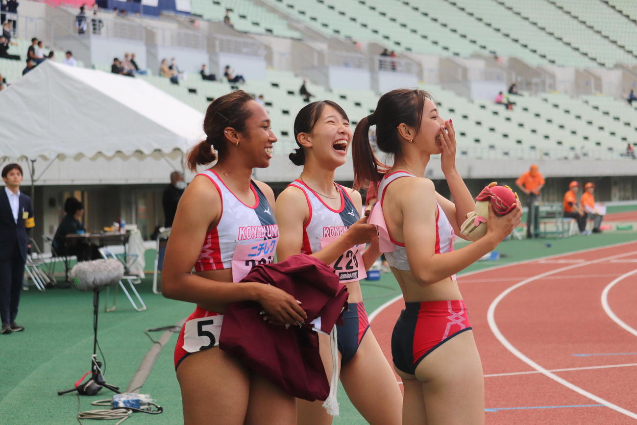 女子400メートルリレーで優勝した甲南大の選手。左から井戸アビゲイル風果、蔵重みう、岡根　和奏（撮影・竹本穂乃加）＝2023年5月25日、大阪・ヤンマースタジアム長居