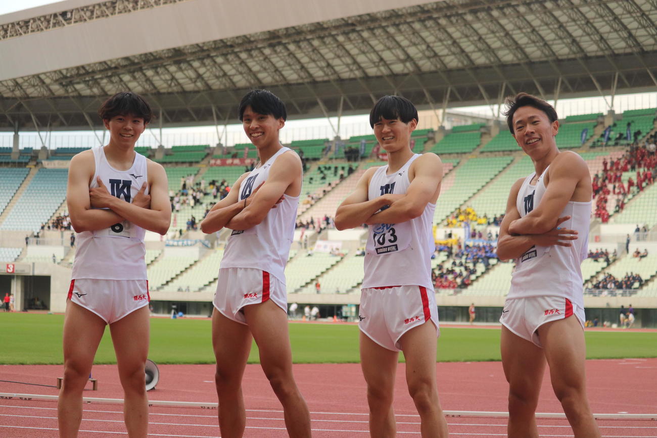 男子400メートルリレーで優勝した関大。左から山田雄大、浜田澪、松井健斗、宮内和哉（撮影・竹本穂乃加）