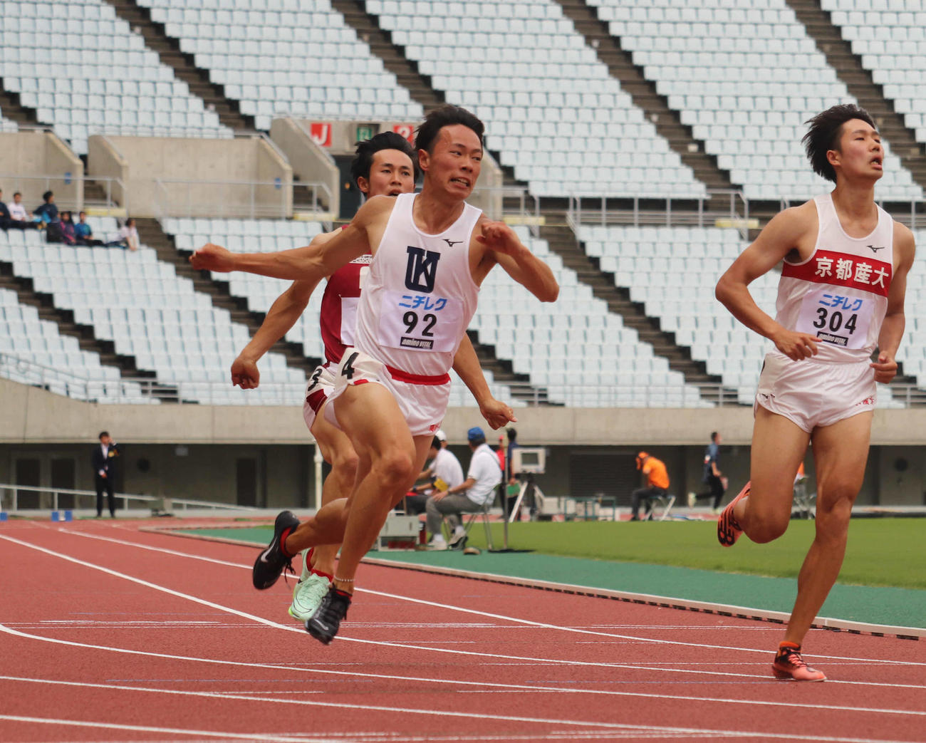 男子100メートルで優勝した関大・宮内和哉（中央）（撮影・竹本穂乃加）