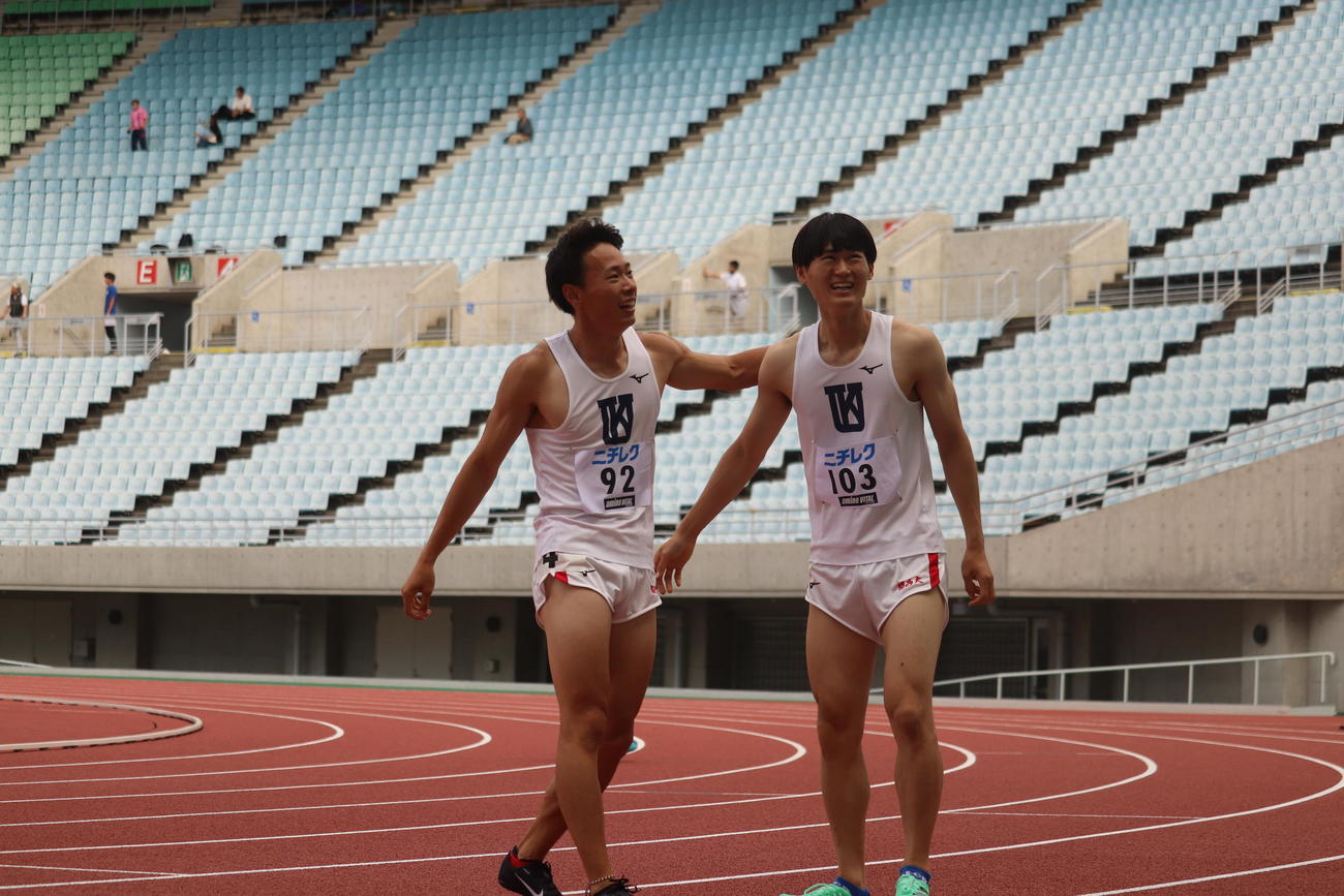 男子100メートルで優勝した関大・宮内和哉（左）と、2位の松井健斗（左から2人目）（撮影・竹本穂乃加）