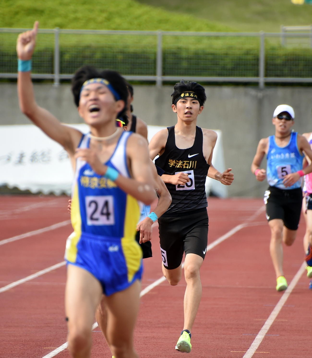 男子5000メートルで3位に入った学法石川・増子（中央）。手前は帝京安積・谷中