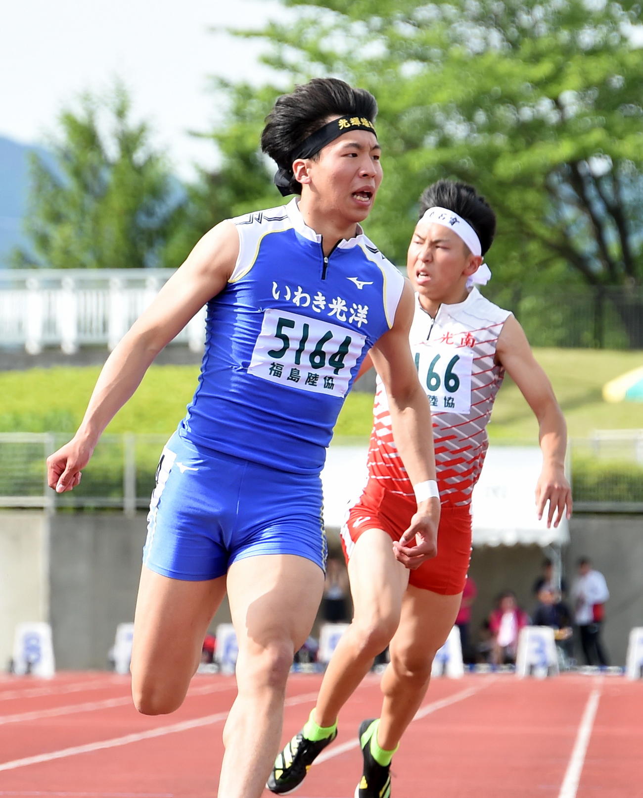 男子100メートルを大会新記録で優勝したいわき光洋・菅野（左）