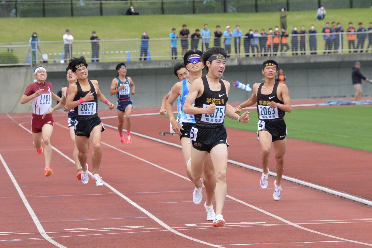 男子800メートルで1位でゴールし、力強く拳を握りしめる増子（中央）