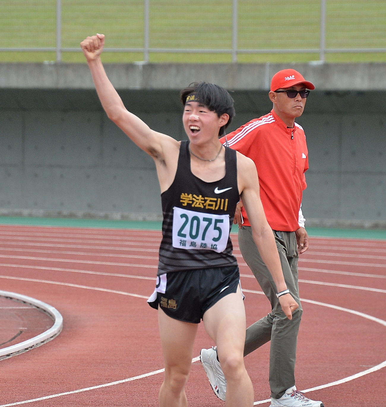 男子800メートルで29年ぶりの大会新記録をマークした学法石川・増子はガッツポーズ（撮影・濱本神威）