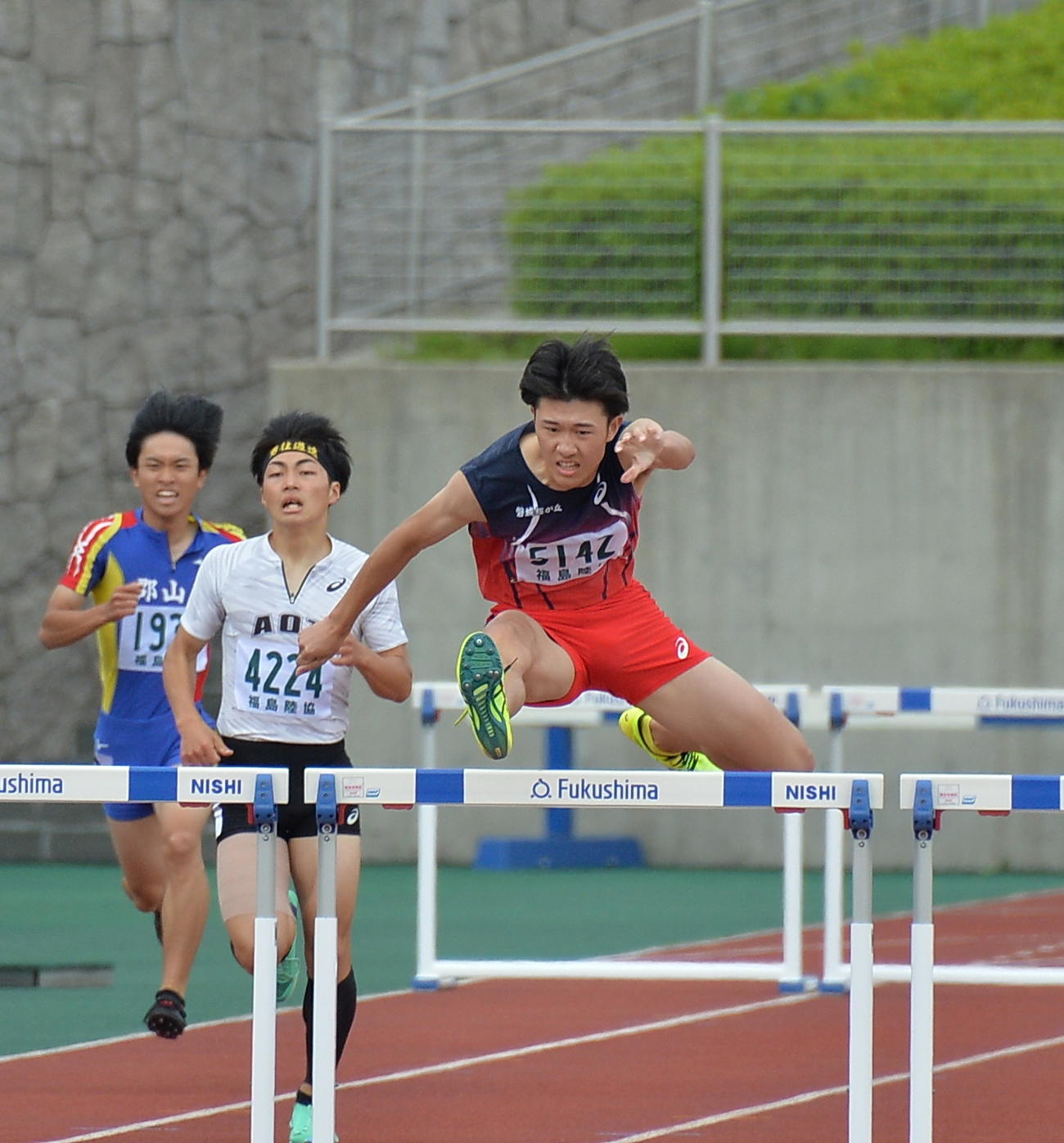 男子400メートル障害、トップで最後のハードルを跳ぶ磐城桜が丘・中山（右）