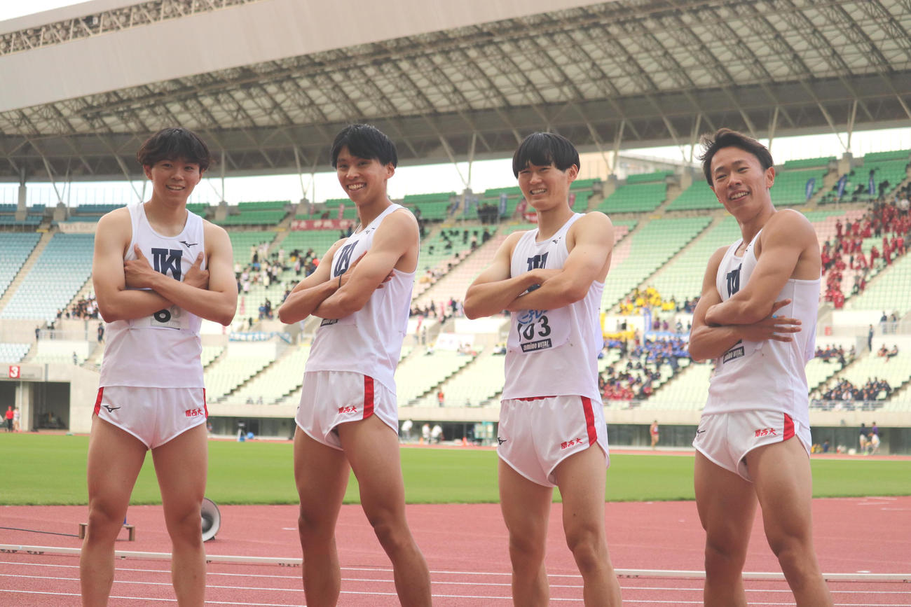 男子400メートルリレーで優勝した関大、左から山田雄大、浜田澪、松井健斗、宮内和哉（撮影・竹本穂乃加）