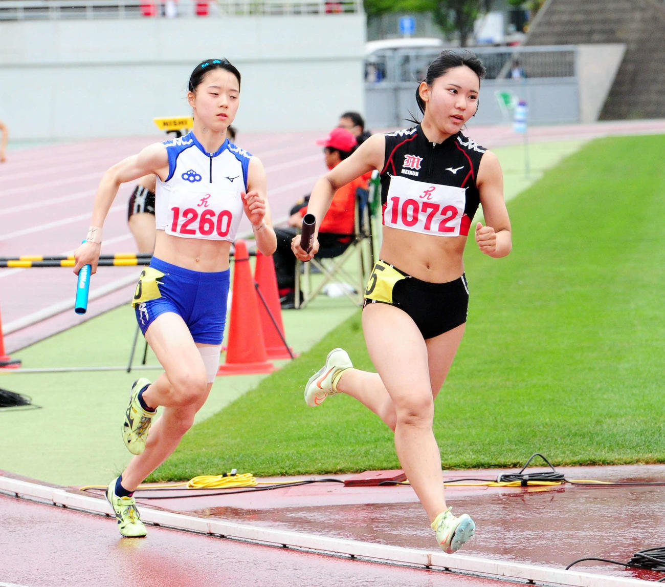 1600メートルリレーでアンカーを走る新潟明訓・八木（右）