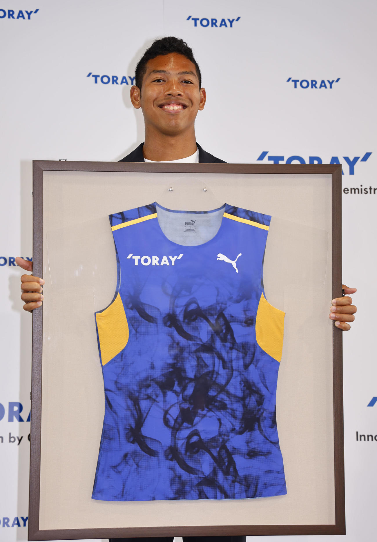 東レとグローバルパートナーシップ締結し、ユニホームを手にするサニブラウン（撮影・藤尾明華）