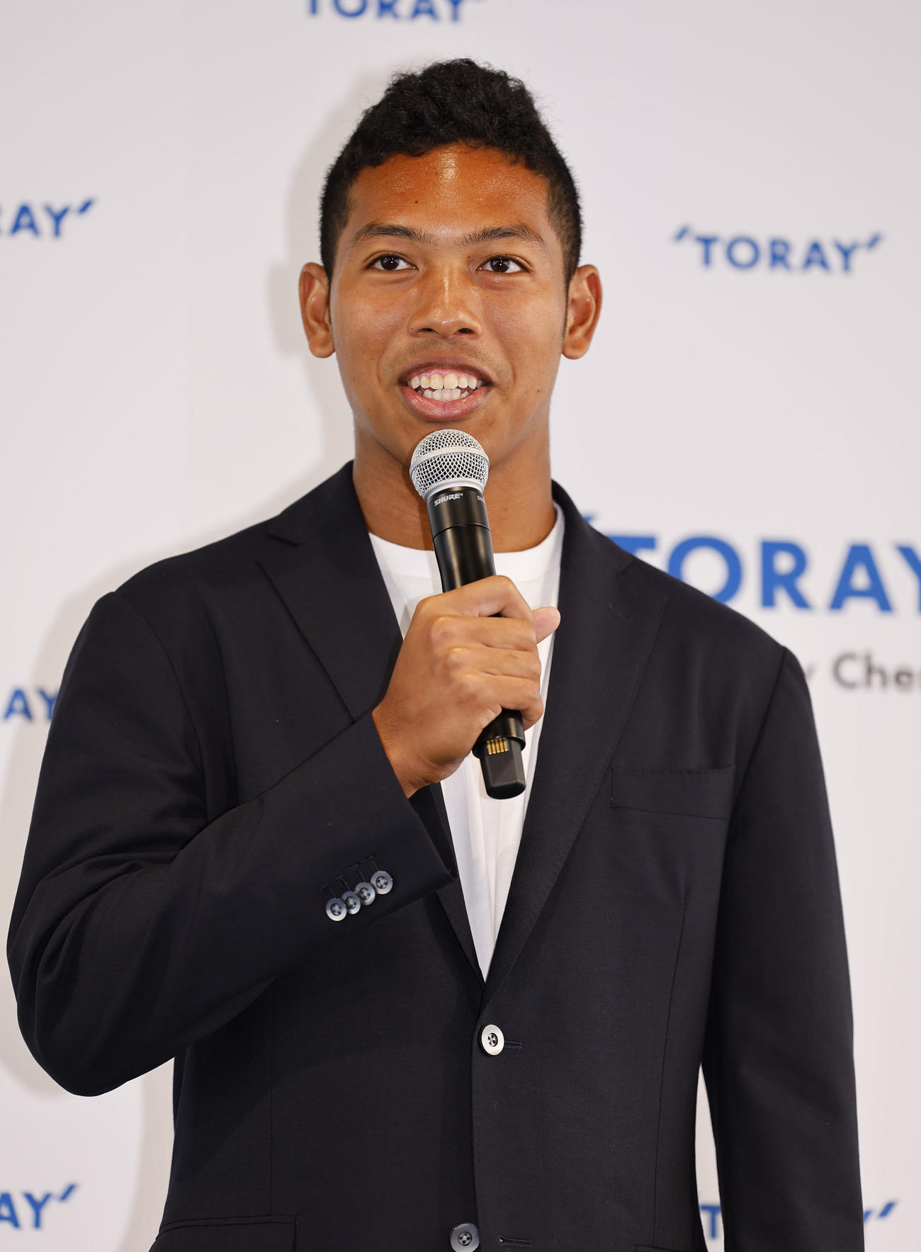 東レとグローバルパートナーシップを締結し、記者会見であいさつするサニブラウン（撮影・藤尾明華）