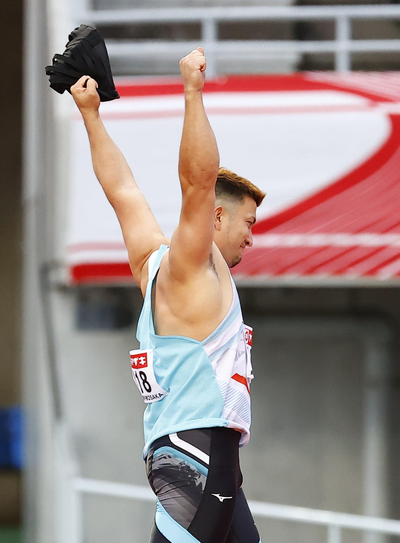 日本陸上競技選手権大会　男子やり投げで82メートル65を投げ、喜ぶディーン元気（撮影・藤尾明華）