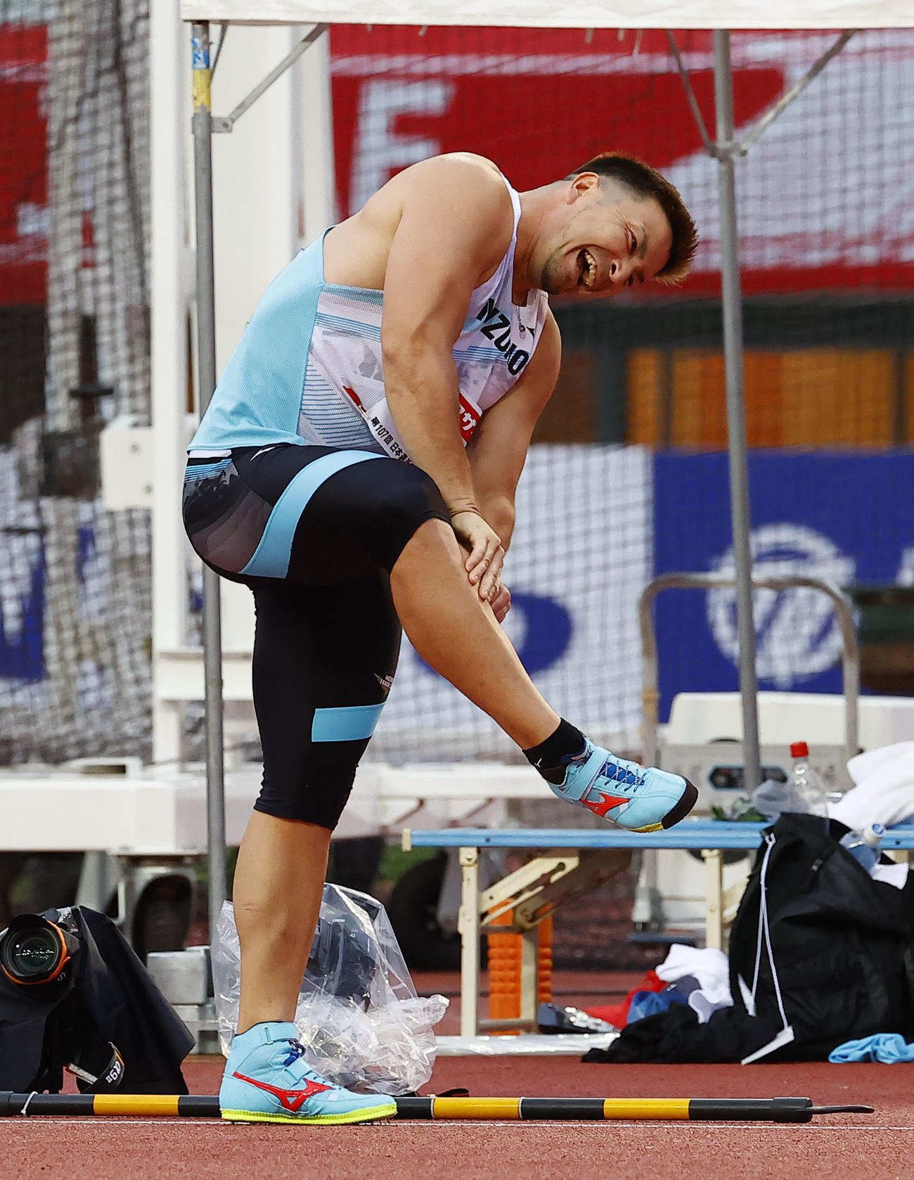 日本陸上競技選手権大会　男子やり投げで82メートル65を投げ、足を押さえるディーン元気（撮影・藤尾明華）