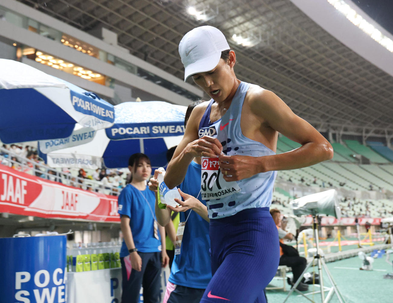 日本陸上競技選手権大会　男子5000メートルで途中棄権し、ゼッケンを外す大迫傑（撮影・藤尾明華）