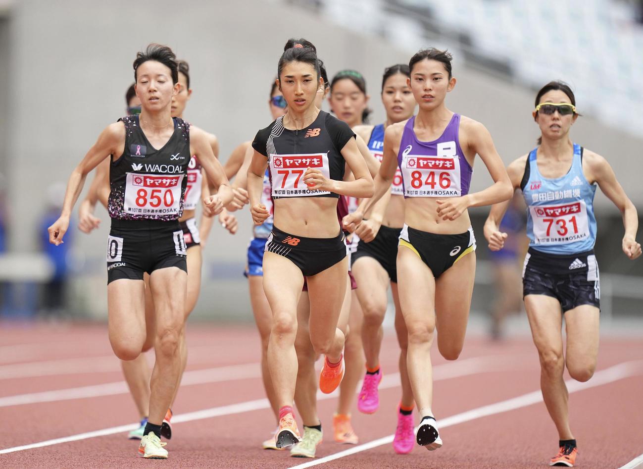 女子1500メートル予選　全体トップで決勝に進んだ田中希実（手前左から2人目）（共同）