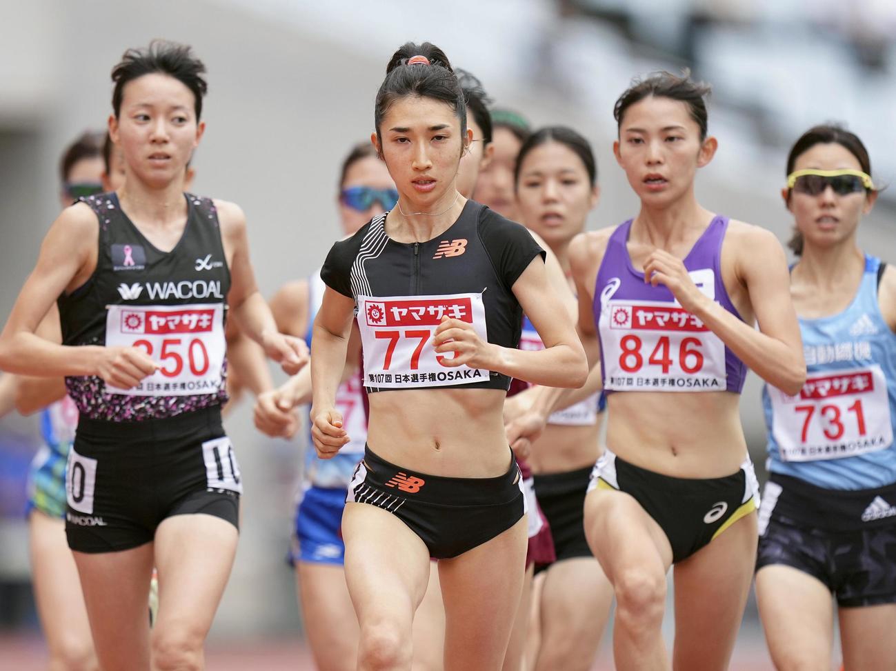 女子1500メートル予選　全体トップで決勝に進んだ田中希実（手前）（共同）