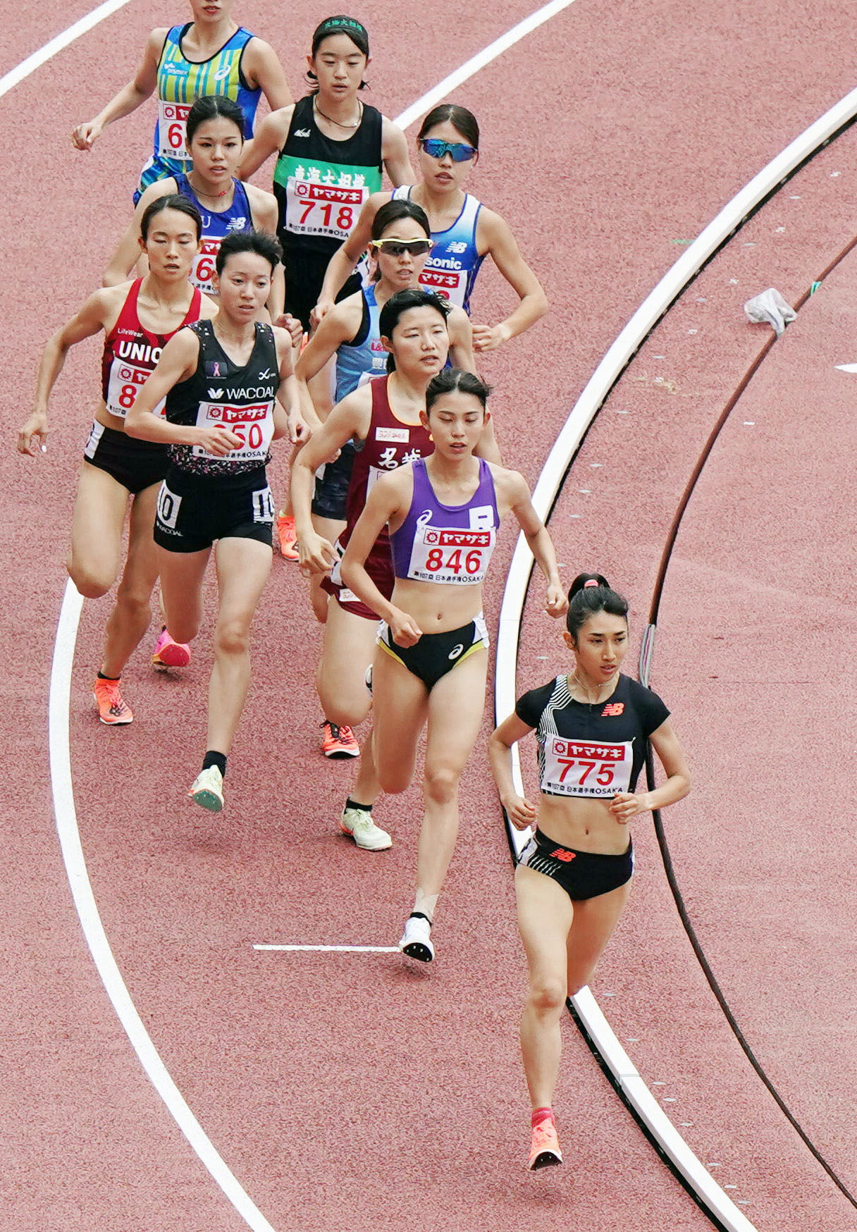 女子1500 メートル 予選　全体トップで決勝に進んだ田中希実（手前）（代表撮影）
