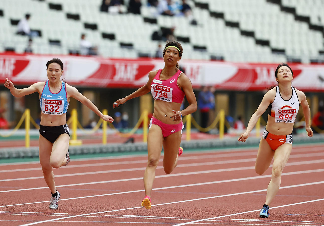 日本陸上競技選手権大会　女子100メート準決勝で11秒57で決勝進出を決めた君嶋愛梨沙（中央）（撮影・藤尾明華）