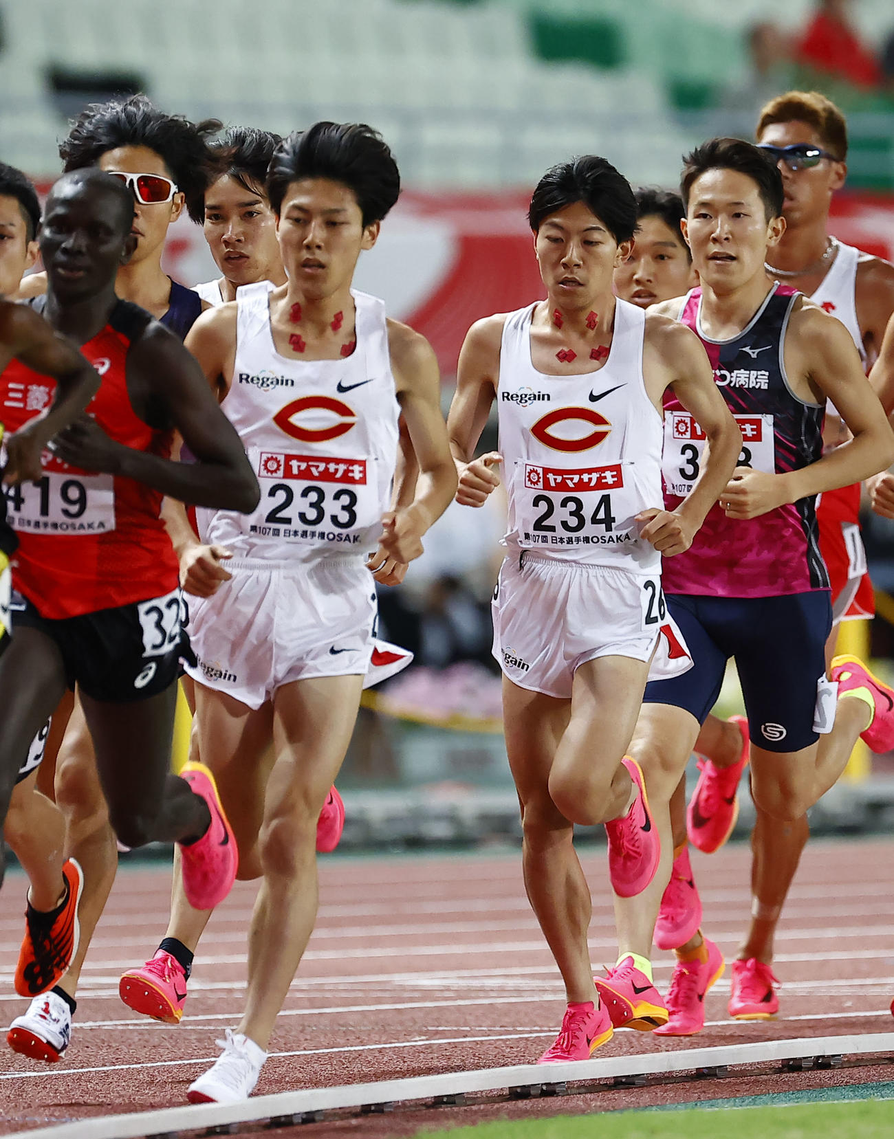 日本陸上競技選手権大会　男子5000メートルで8位の吉居大和（234）と21位の吉居駿恭（233）（撮影・藤尾明華）