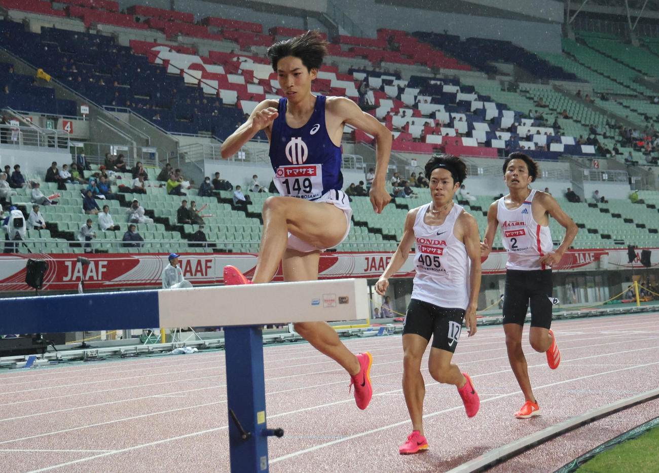 日本陸上競技選手権大会　男子3000メートル障害で優勝した三浦龍司（左）（撮影・藤尾明華）