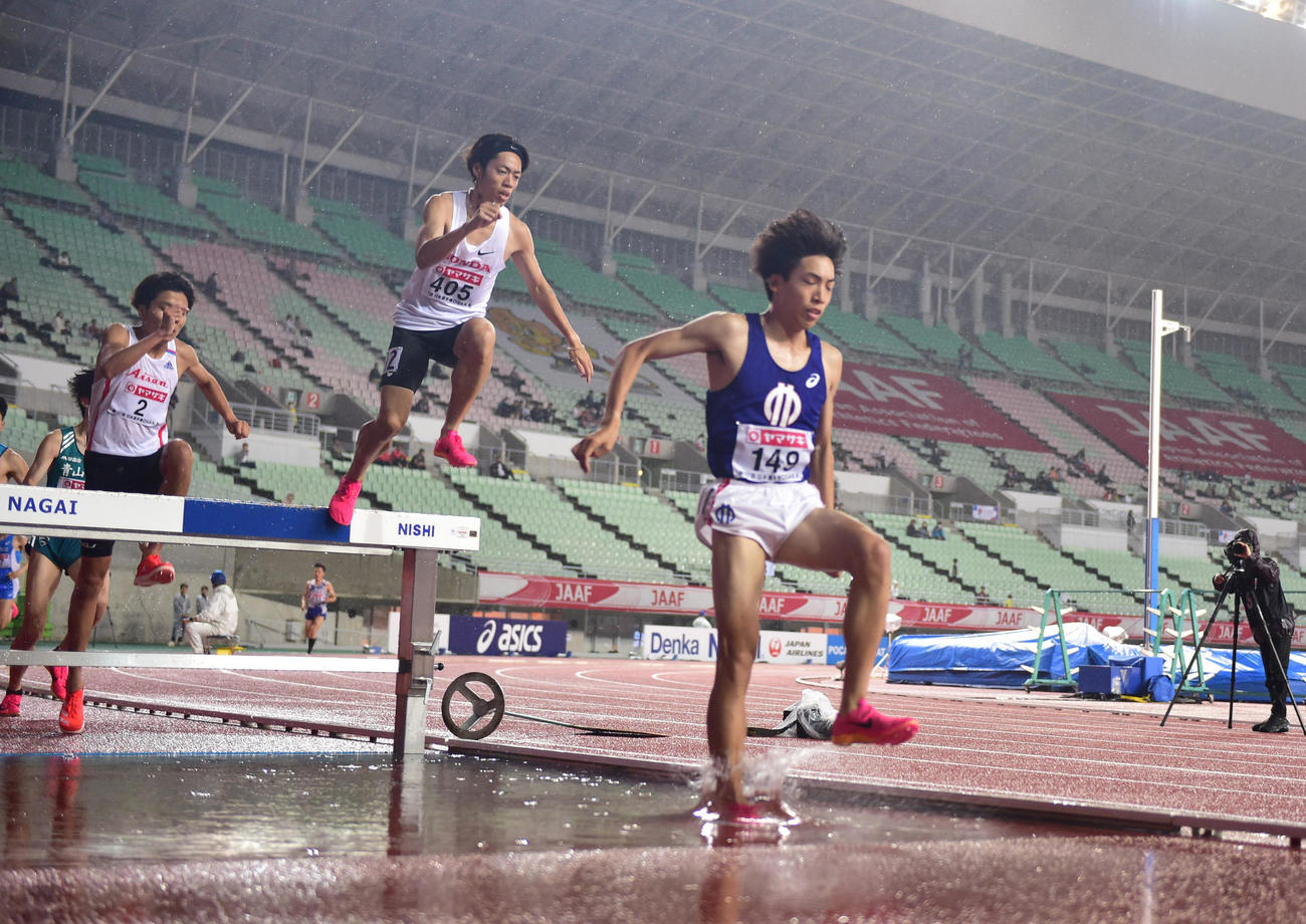 日本陸上競技選手権大会　男子3000メートル障害　8分21秒41で優勝した三浦龍司（撮影・清水貴仁）