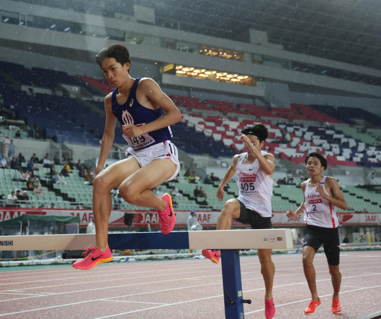 日本陸上競技選手権大会　男子3000メートル障害で優勝した三浦龍司（左）（撮影・藤尾明華）