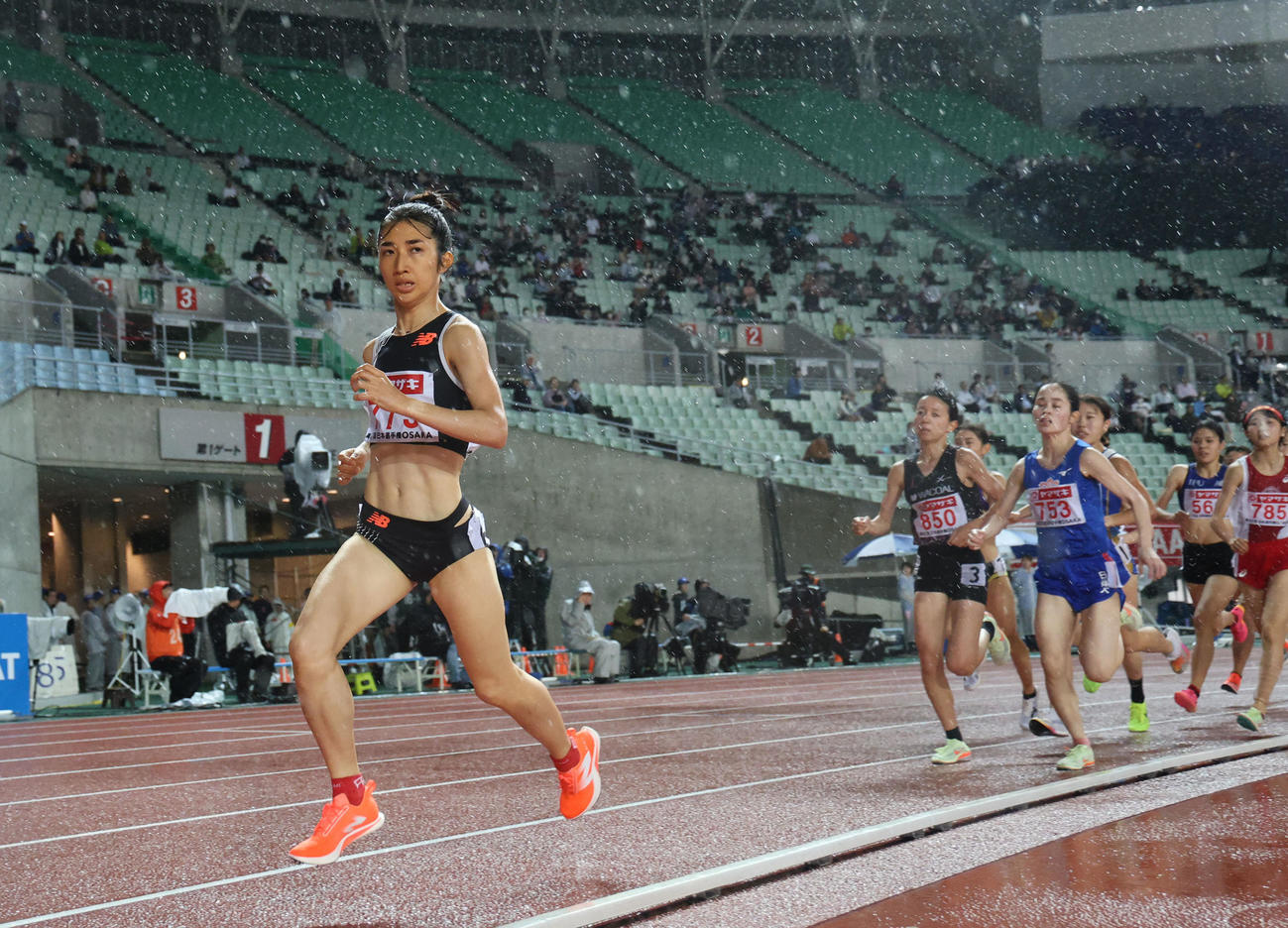 日本陸上競技選手権大会　女子1500メートル決勝で4分8秒29で優勝した田中希実（左端）（撮影・藤尾明華）