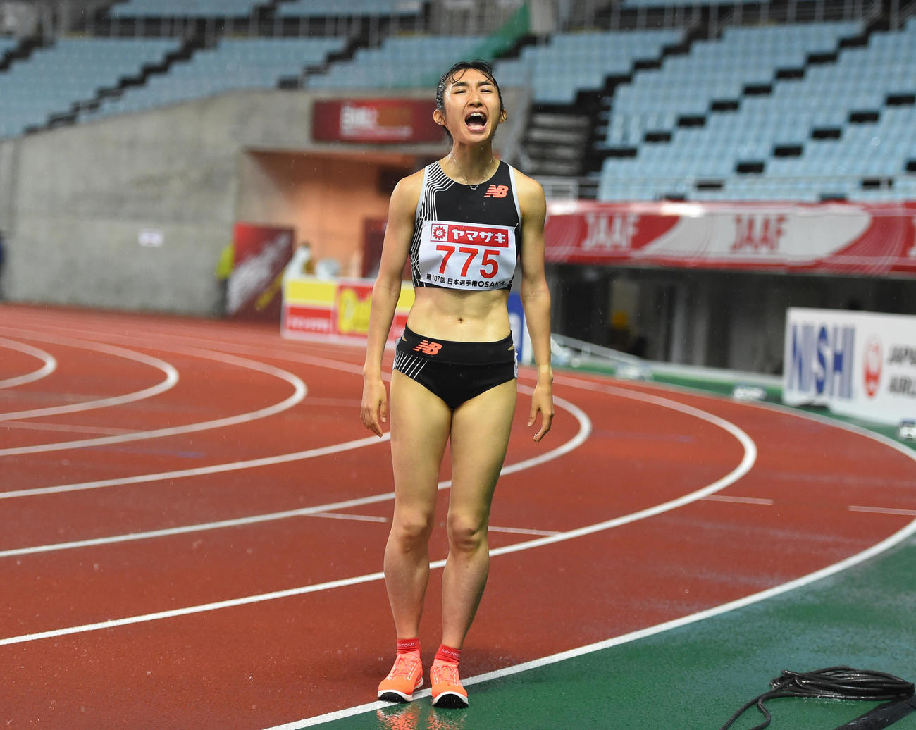 日本陸上競技選手権大会　女子1500メートル決勝　4分8秒29で優勝した田中希実はトラックと観客にあいさつする（撮影・清水貴仁）
