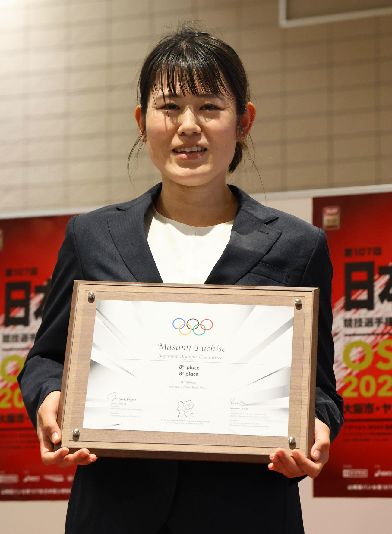 日本陸上競技選手権大会　2012年のロンドン五輪女子20キロ競歩で、8位入賞に繰り上がり表彰を受ける渕瀬真寿美さん（撮影・藤尾明華）