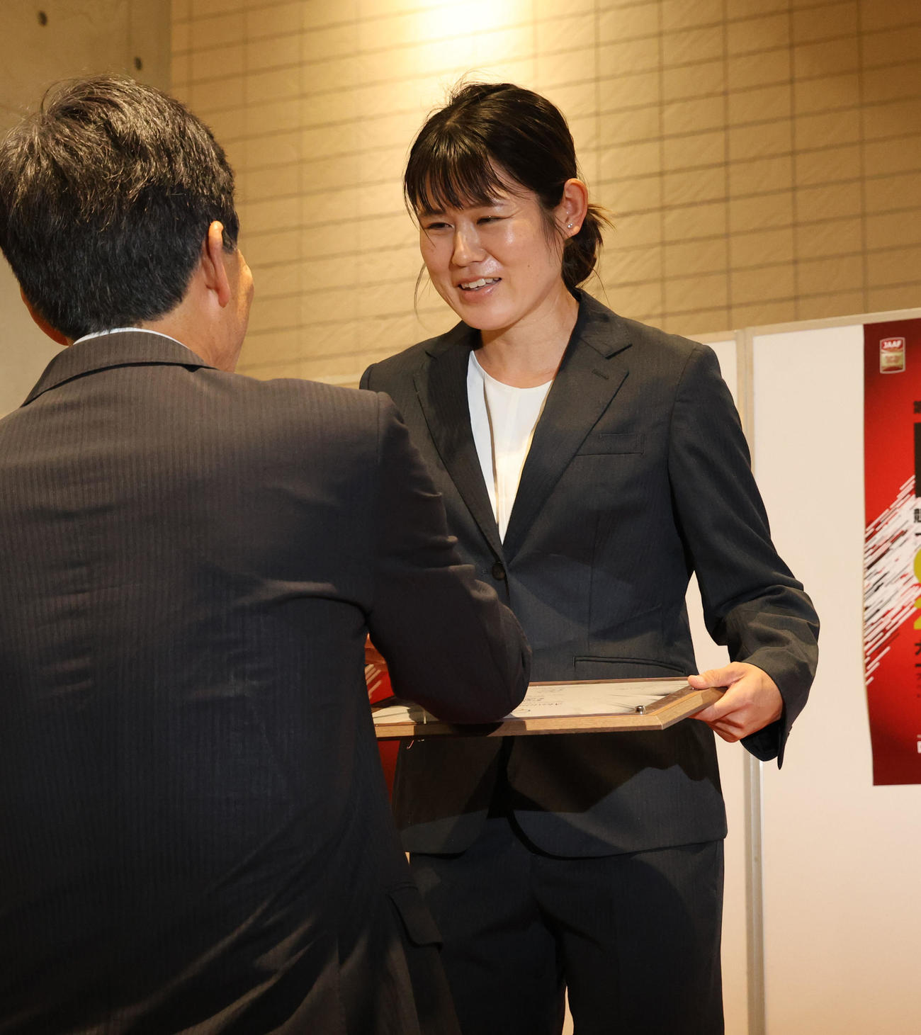 日本陸上競技選手権大会　2012年のロンドン五輪女子20キロ競歩で、8位入賞に繰り上がり表彰を受ける渕瀬真寿美さん（撮影・藤尾明華）