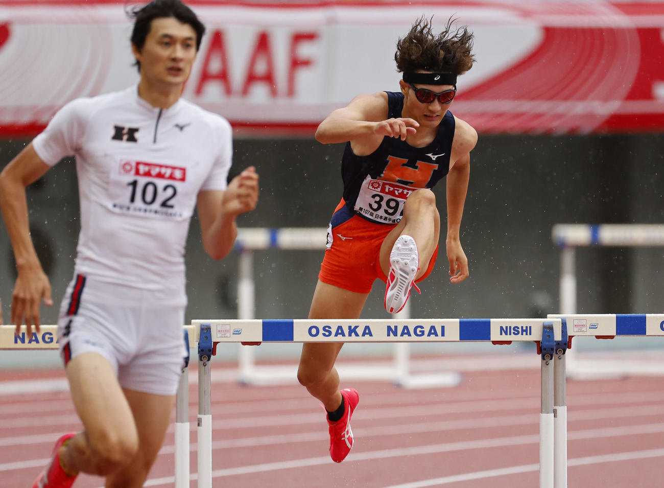 日本陸上競技選手権大会　男子400メートル障害で予選敗退した黒川和樹（右）（撮影・藤尾明華）