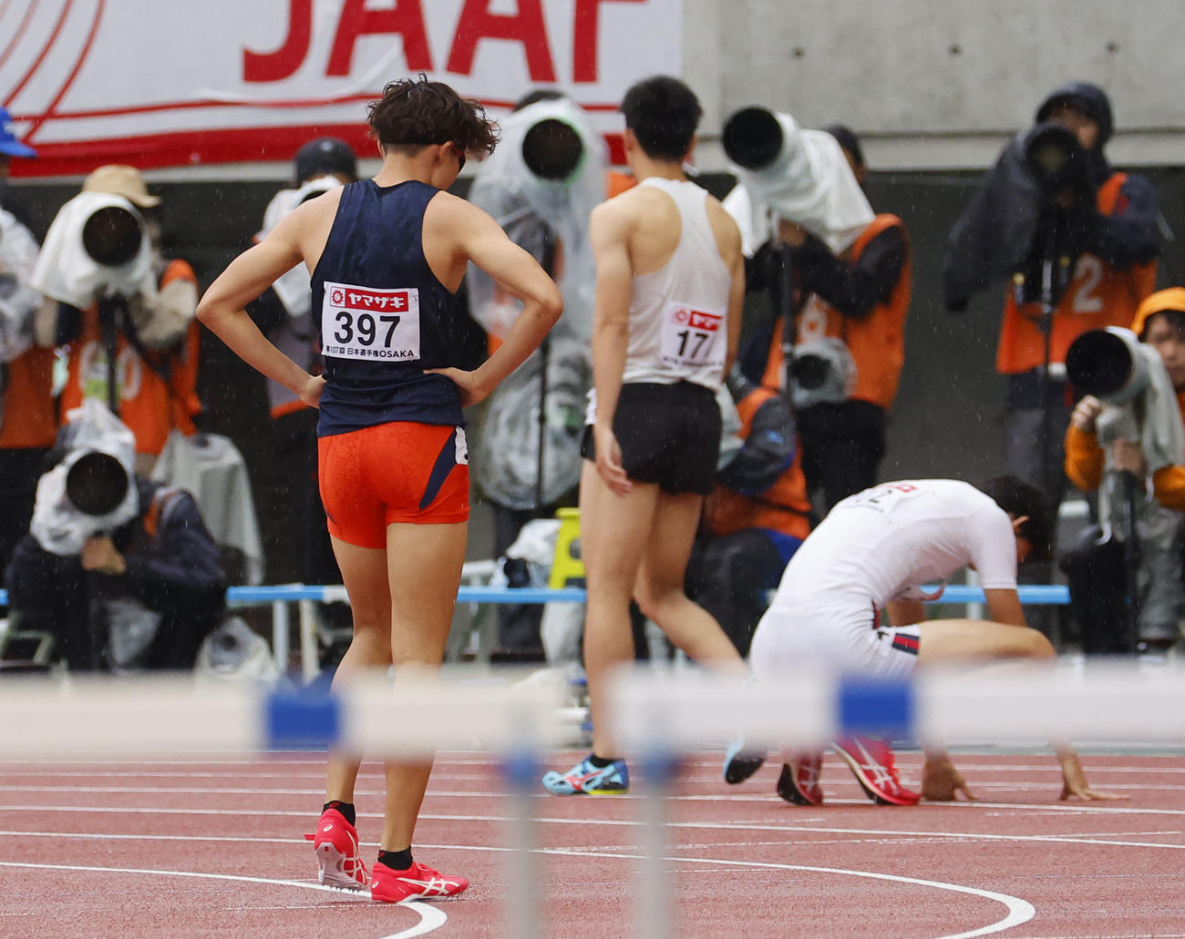 日本陸上競技選手権大会　男子400メートル障害で予選敗退し肩を落とす黒川和樹（撮影・藤尾明華）