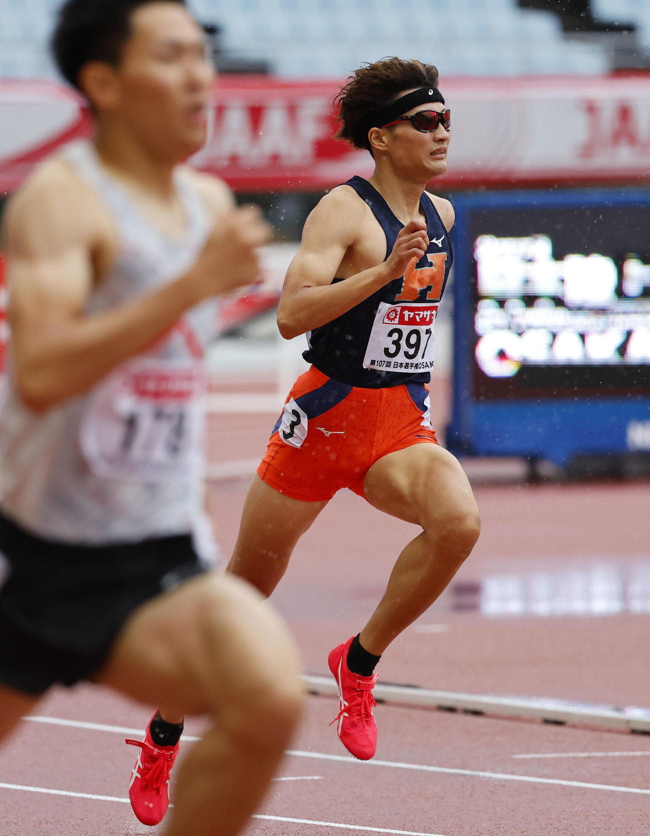 日本陸上競技選手権大会　男子400メートル障害で予選敗退した黒川和樹（右）（撮影・藤尾明華）