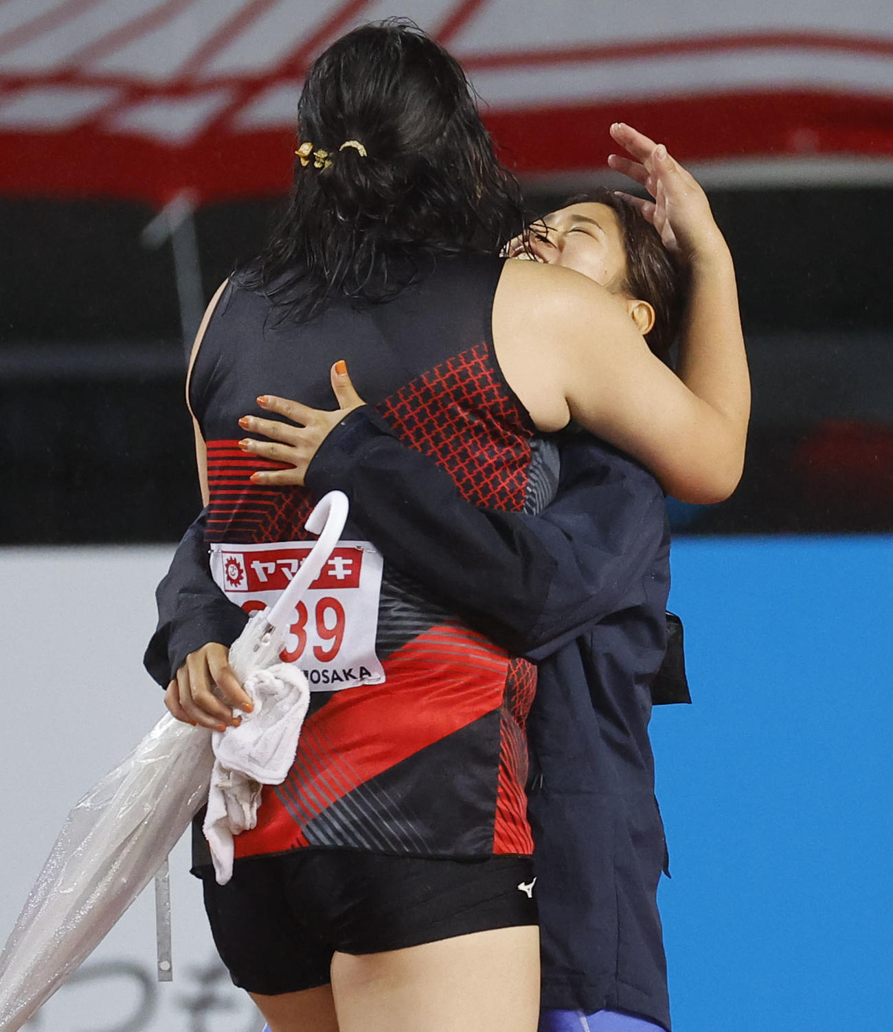 女子やり投げで優勝した斉藤（右）は北口と抱き合う（撮影・藤尾明華）