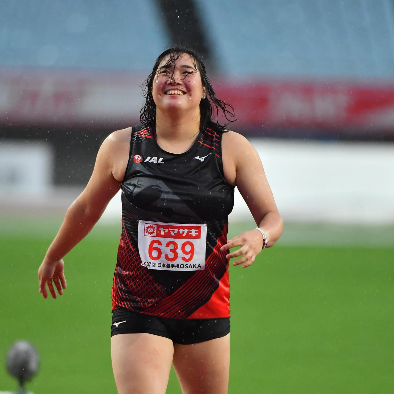 日本陸上競技選手権大会　女子やり投げ　投てきを終え笑顔をみせる北口榛花（撮影・清水貴仁）
