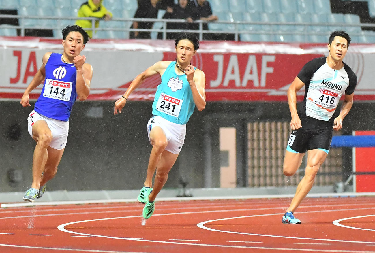 日本陸上競技選手権大会　男子200メートル決勝　20秒32で優勝した鵜沢飛羽（中央）（撮影・清水貴仁）