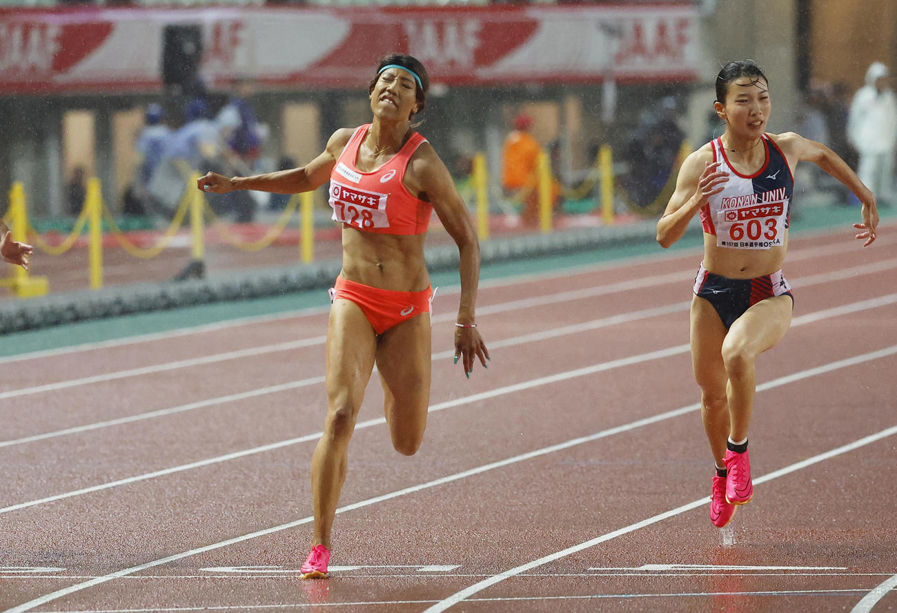 日本陸上競技選手権大会　女子100メートル決勝　11秒59で優勝した君嶋愛梨沙（左）（撮影・藤尾明華）