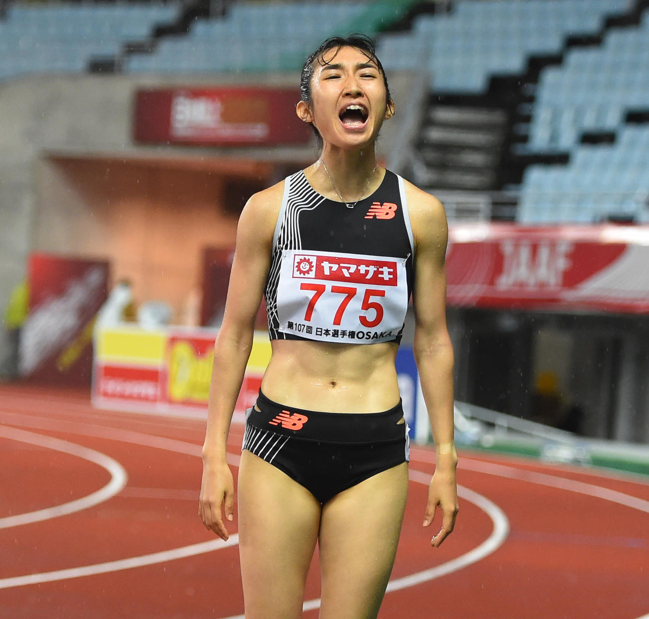 女子1500メートルで優勝した田中はトラックと観客にあいさつ（撮影・清水貴仁）