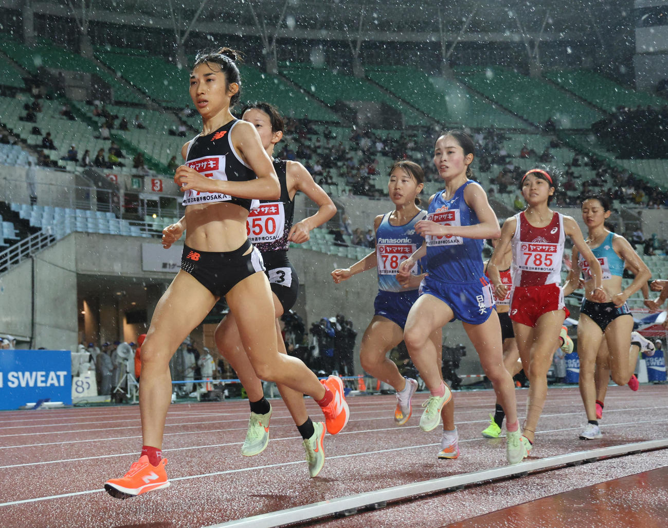 日本陸上競技選手権大会　女子1500メートル決勝で4分8秒29で優勝した田中希実（左端）（撮影・藤尾明華）