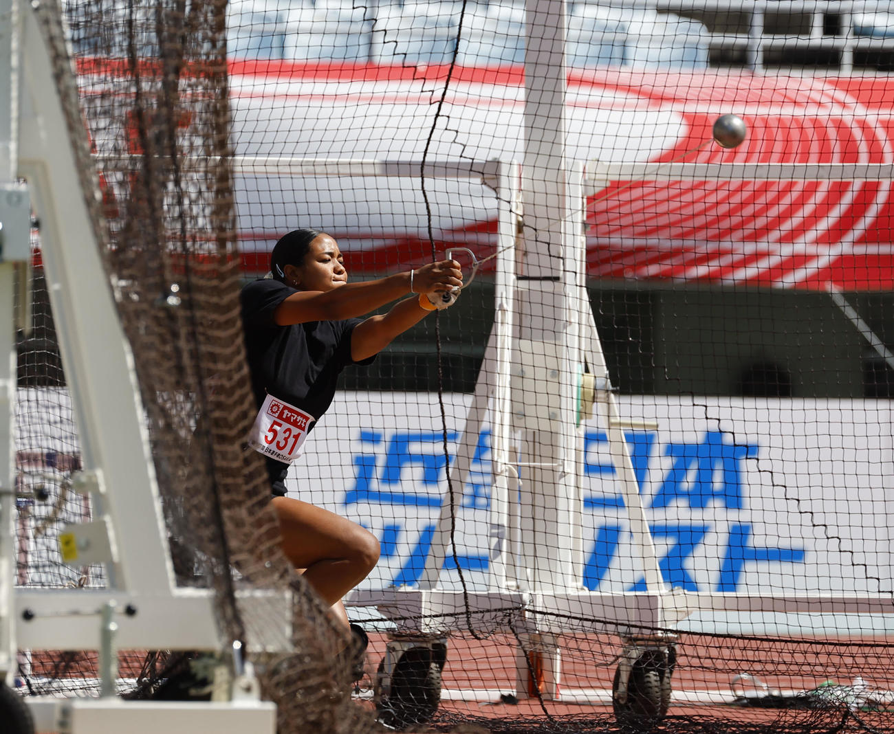 女子ハンマー投げ　1投目で63メートル31を記録し優勝したマッカーサー・ジョイ・アイリス（撮影・藤尾明華）