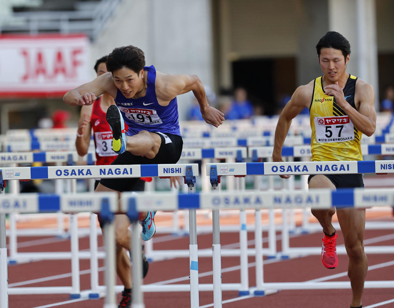 日本陸上競技選手権大会　男子110メートル障害予選1組で1着の泉谷駿介（中央）（撮影・藤尾明華）
