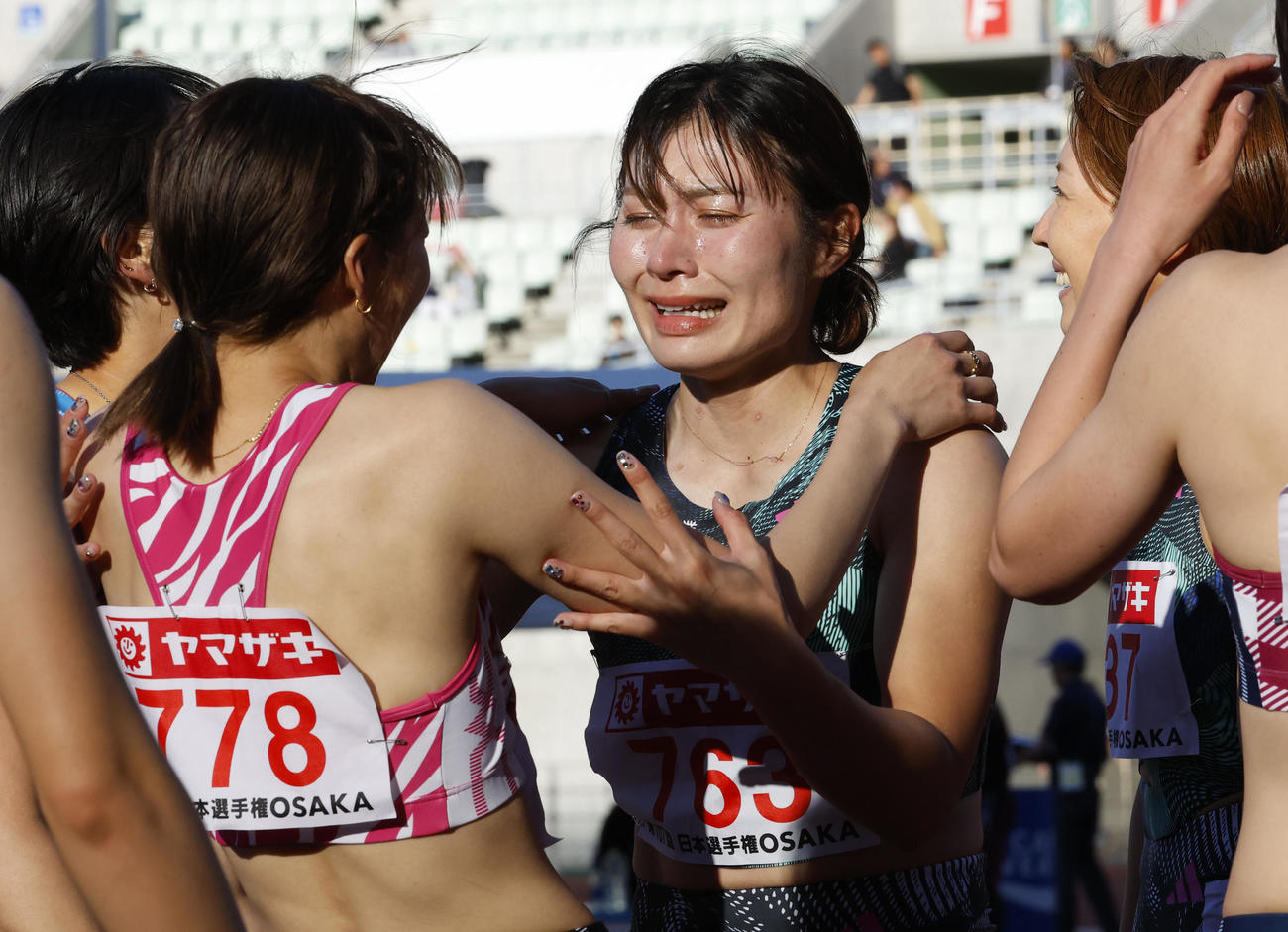 日本陸上競技選手権大会　女子100メートル障害で12秒99でゴールし、順位誤表示で優勝と勘違いし涙を流して喜ぶ福部真子（中央）（撮影・藤尾明華）