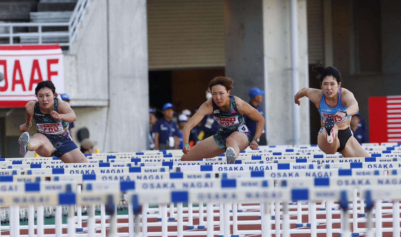 女子100メートル障害で12秒95で優勝した寺田明日香（中央）、左は福部真子、右は青木益未（撮影・藤尾明華）