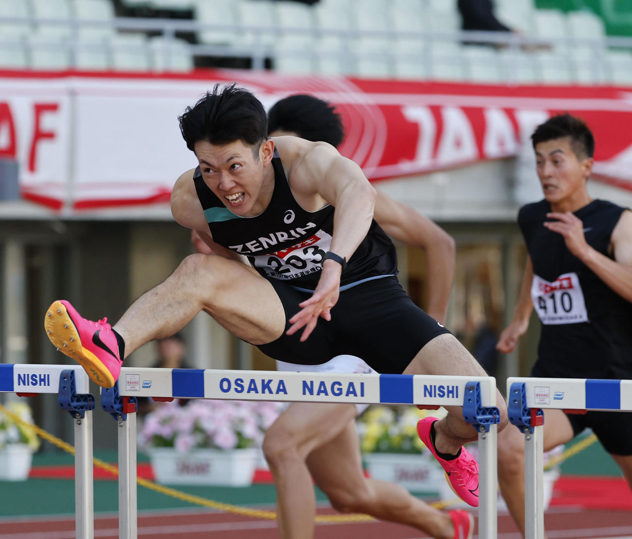 男子110メートル障害予選2組で1着の高山峻野（撮影・藤尾明華）