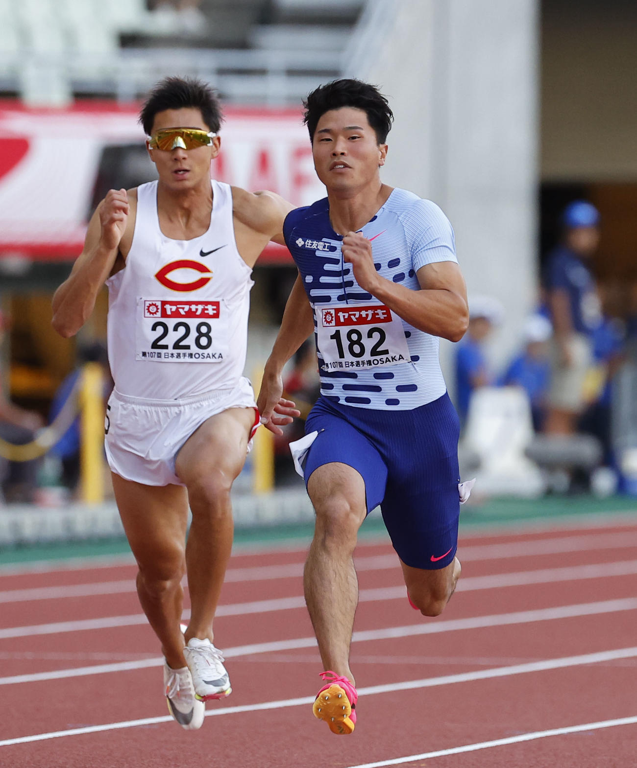 日本陸上競技選手権大会　男子100メートル予選　10秒27で準決勝進出を決めた小池祐貴（右）（撮影・藤尾明華）